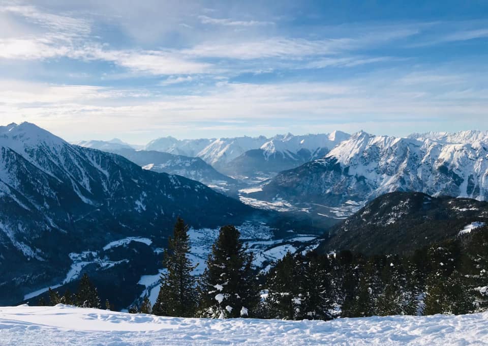 Uitzicht over de besneeuwde bergen en het dal van Oetz