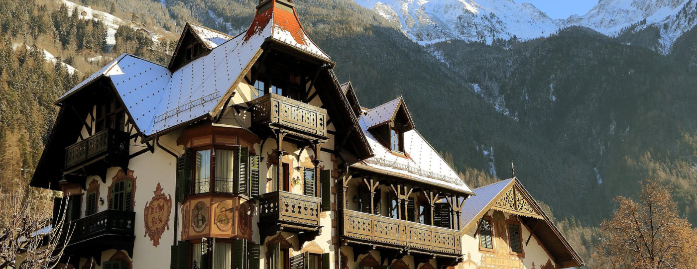 Traditioneel Oostenrijks chalet met houten balkons tussen de bergen